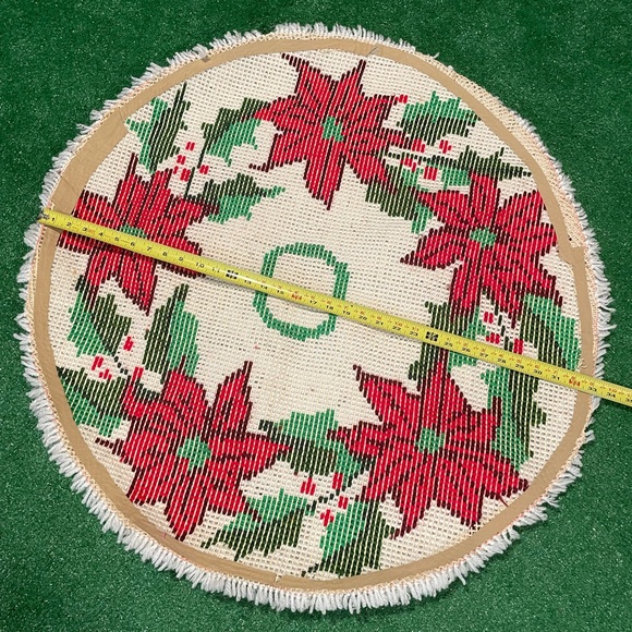 Vintage Handmade Latch Hook Christmas Tree Skirt - Picture 4 of 6